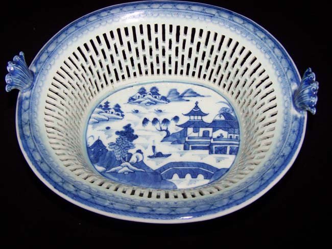A Fine 19th century Chinese Export Porcelain CANTON Reticulated Fruit Basket with matching Undertray — image 2